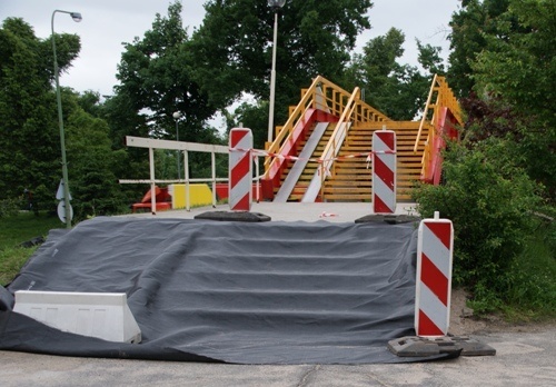 Kończy się remont schod&oacute;w kładki na Witelona, wkr&oacute;tce nowe oświetlenie przy Nadbrzeżnej